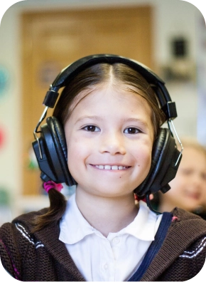 Petite fille avec un casque audio qui souris